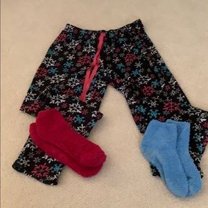 HeatLast Lounge Pants & Fuzzy Socks